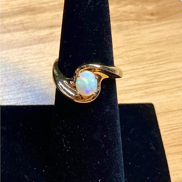 14 karat Yellow Gold and Australian Opal Ring - Picture 1 of 13